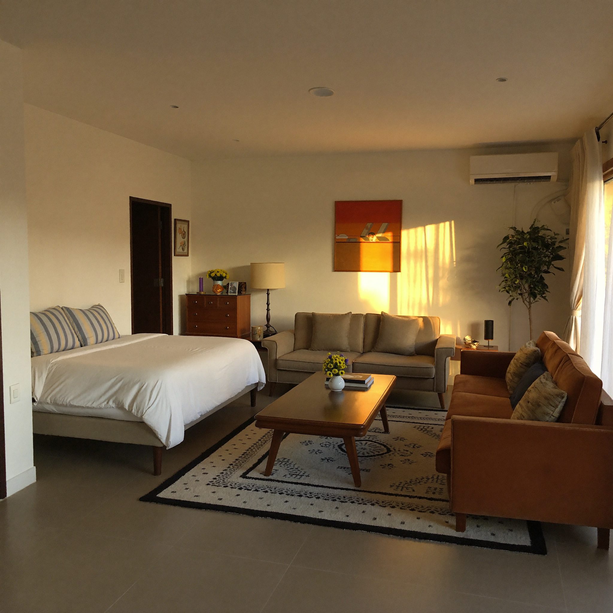 Ruang tamu rumah yang rapi dan terang setelah renovasi