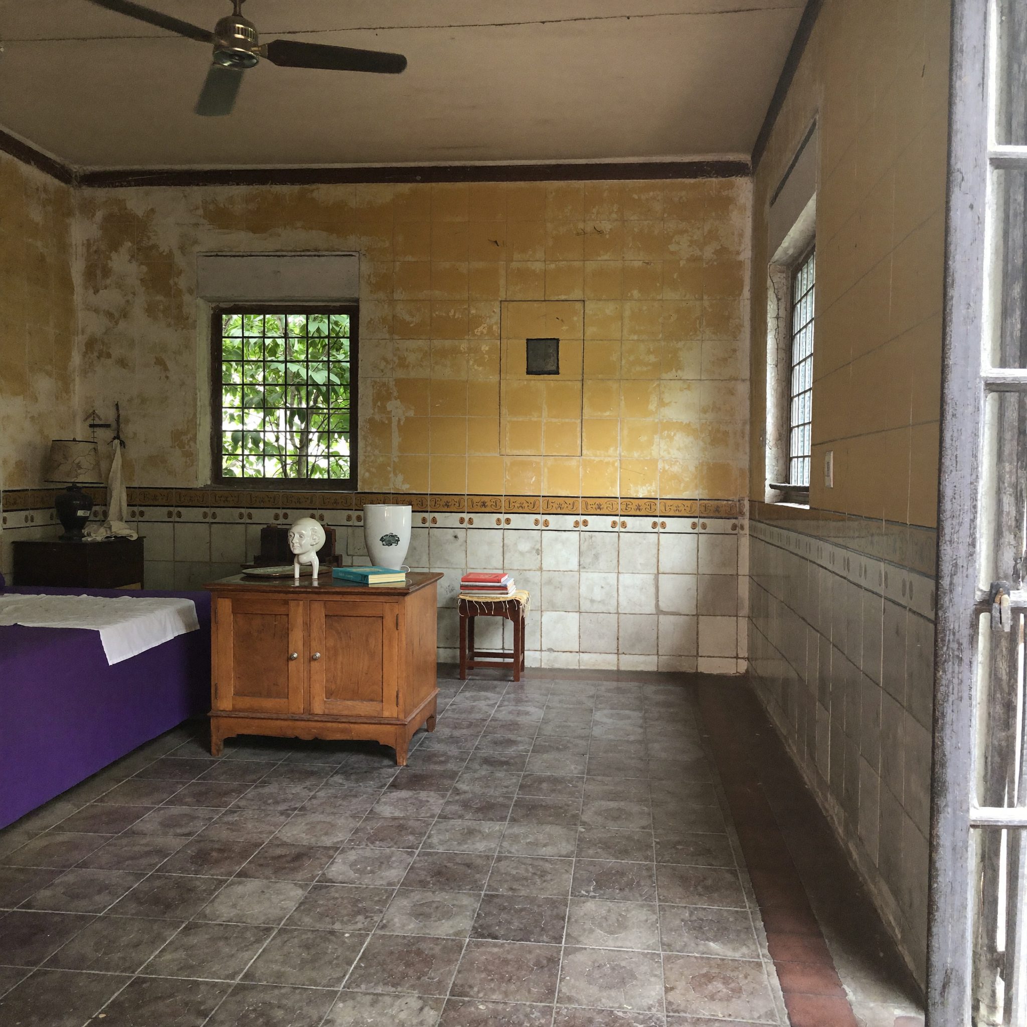 Interior ruang tamu rumah sebelum renovasi