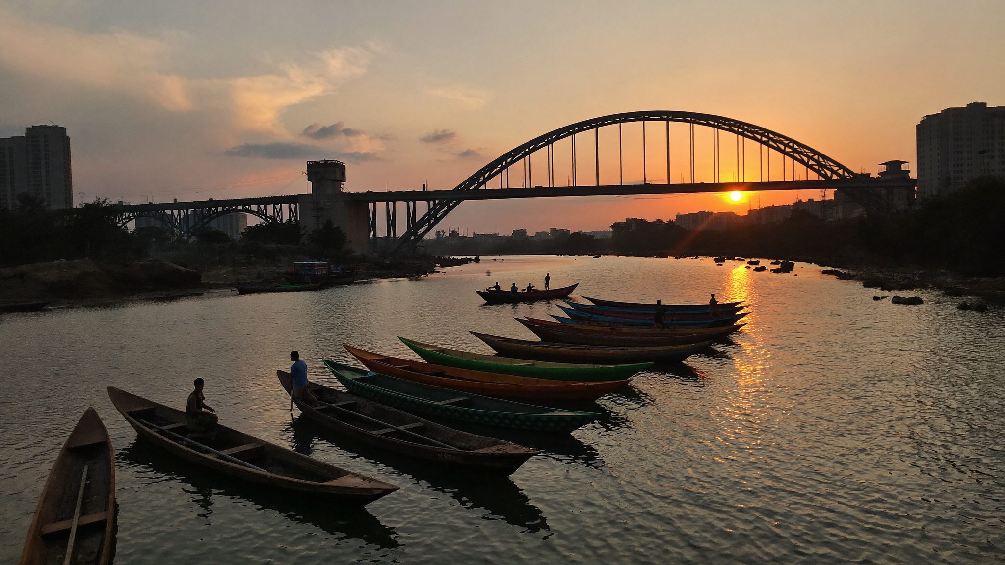 Jembatan Ampera dan Sungai Musi saat senja di kawasan Ilir Timur, Palembang